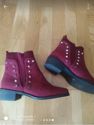 Botines ante, punto y tachuelas. Granates.