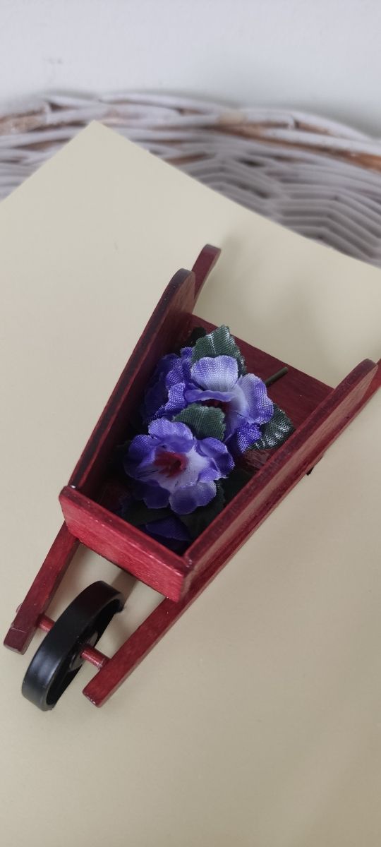 Carretilla de madera con flores