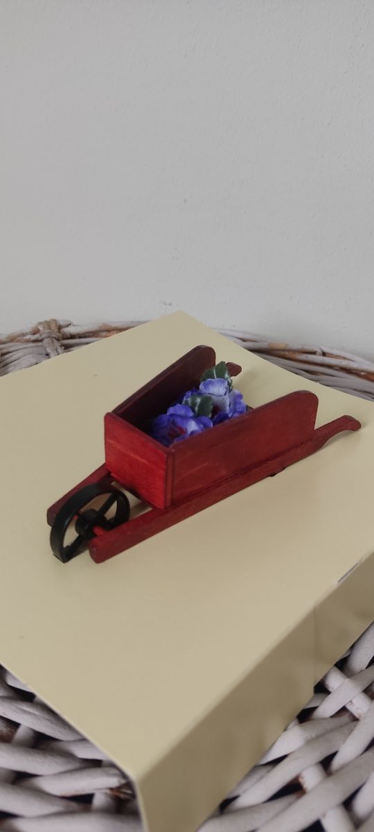 Carretilla de madera con flores