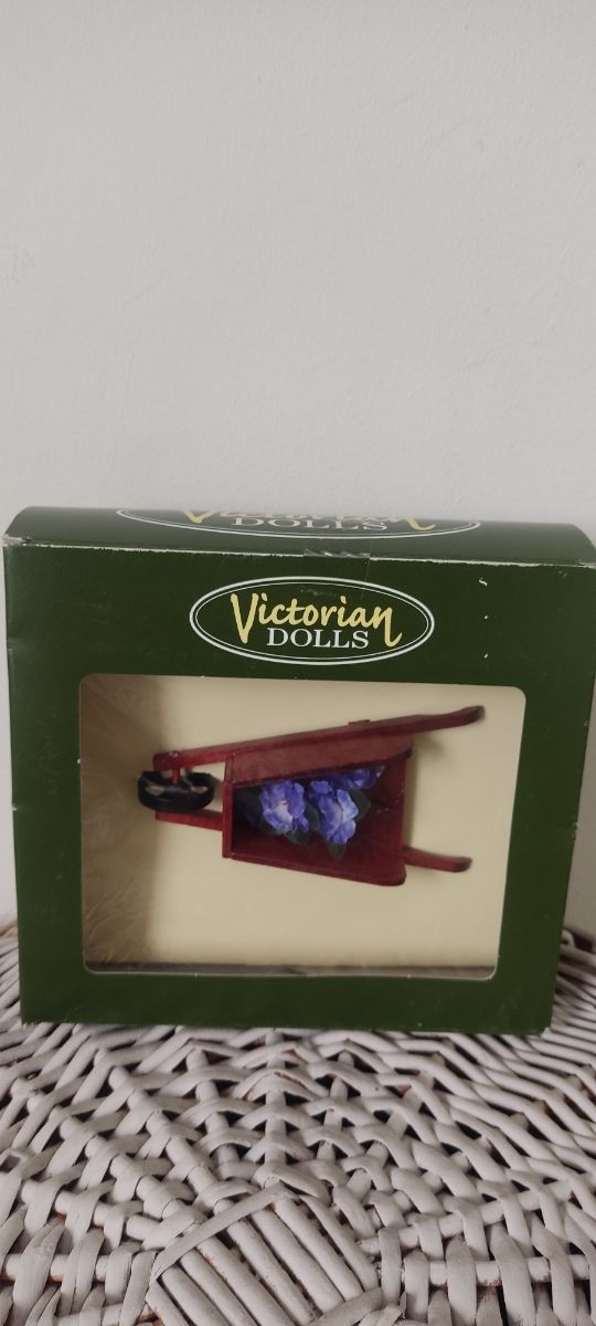 Carretilla de madera con flores