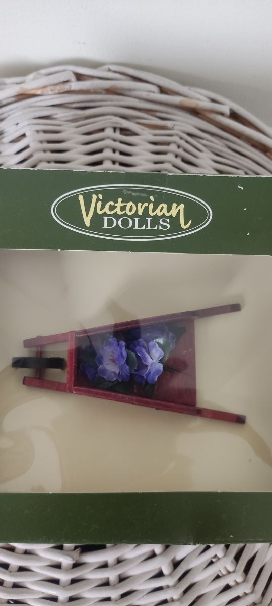 Carretilla de madera con flores