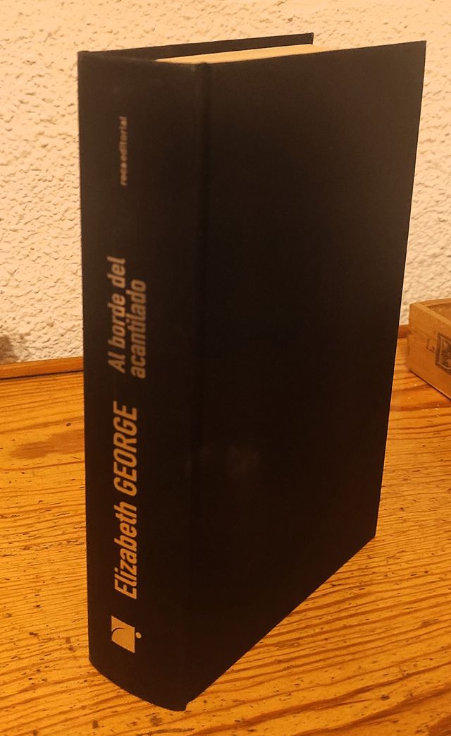 AL BORDE DEL ACANTILADO