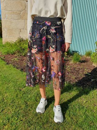 FALDA MIDI BERSHKA TUL BORDADO FLORES TALLA XS