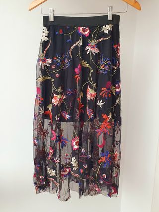 FALDA MIDI BERSHKA TUL BORDADO FLORES TALLA XS