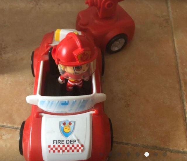 Coche bomberos y porche Pini Pom. Precio 20€
