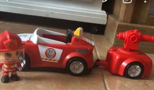 Coche bomberos y porche Pini Pom. Precio 20€