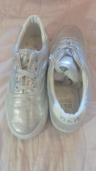 Zapatos Neck and Neck plateados. Número 36