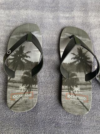 Chancletas con etiqueta