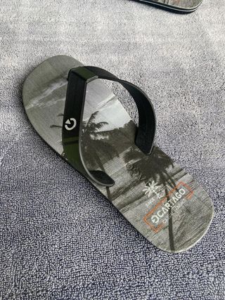 Chancletas con etiqueta