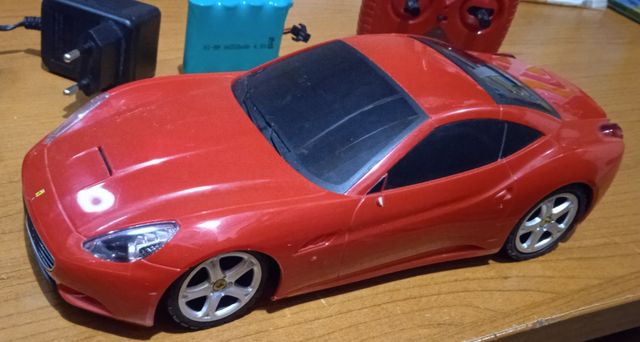 Ferrari radiocomandata scala 1:18