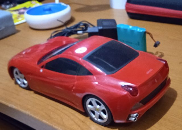 Ferrari radiocomandata scala 1:18