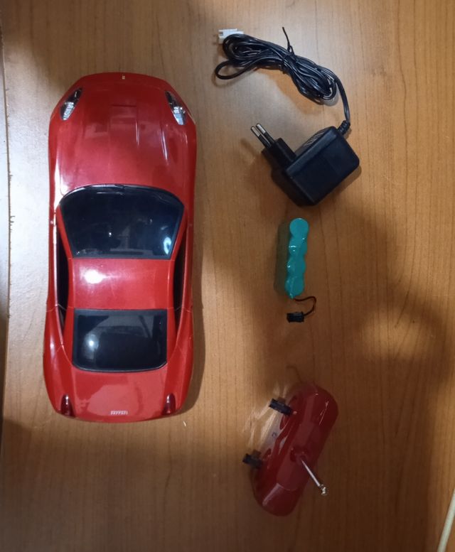 Ferrari radiocomandata scala 1:18