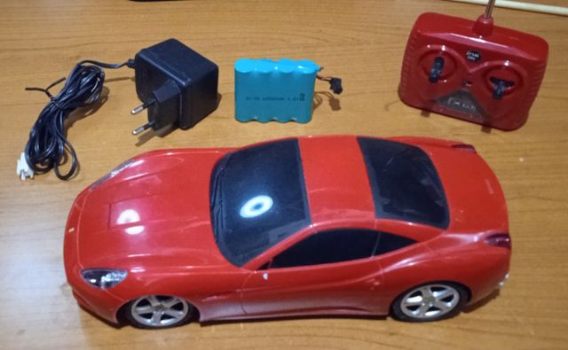 Ferrari radiocomandata scala 1:18