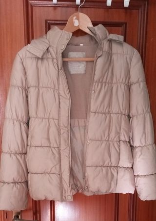 Chaqueta plumifera con capucha