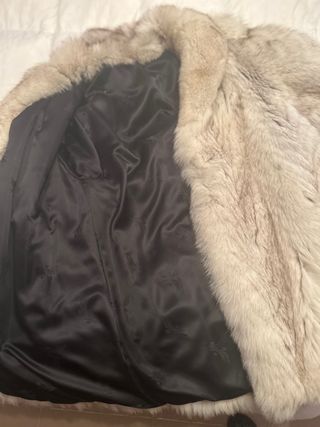 Abrigo tres cuartos de piel de zorro canadiense