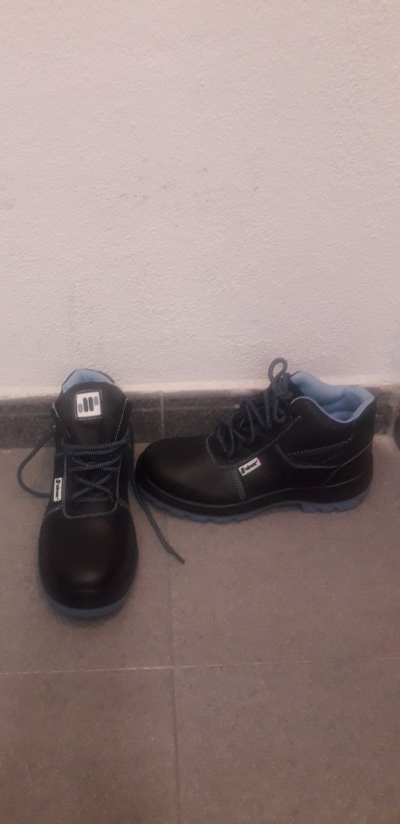 Nuevas. BOTAS SEGURIDAD T. 39. NUEVAS, SIN USO