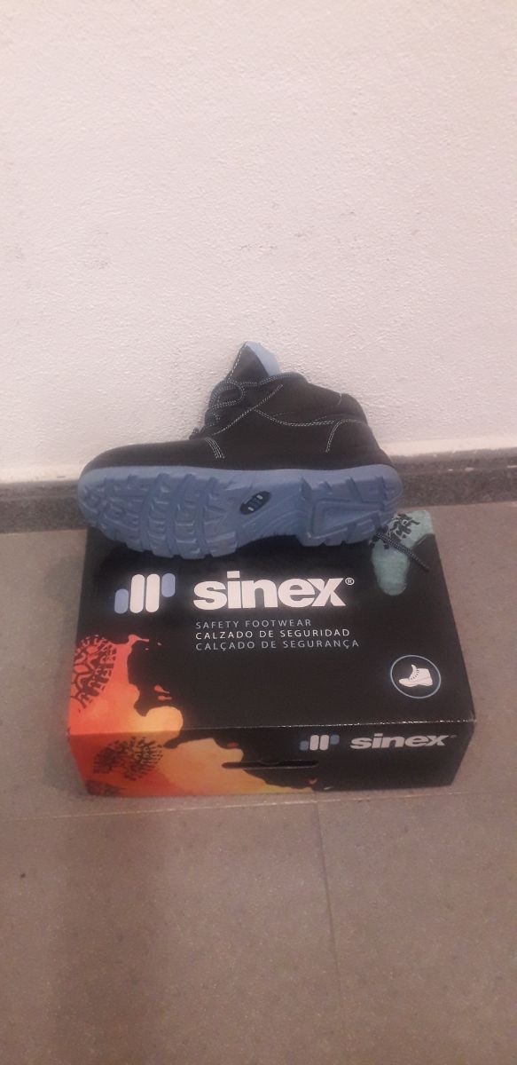 Nuevas. BOTAS SEGURIDAD T. 39. NUEVAS, SIN USO