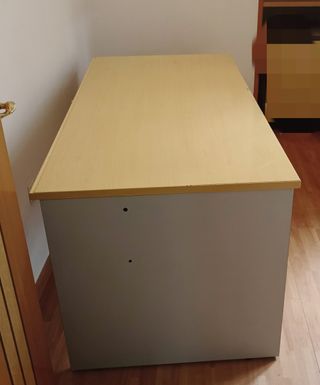 Mueble para entrada en madera maciza color nogal. 