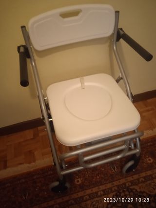 Silla inodoro con ruedas y reposapiés