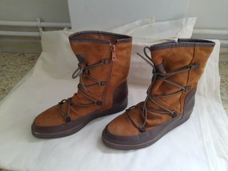 Botas tipo ante.