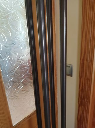 Perchero metálico con ganchos y pomos madera