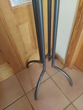 Perchero metálico con ganchos y pomos madera