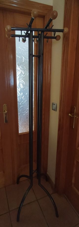 Perchero metálico con ganchos y pomos madera