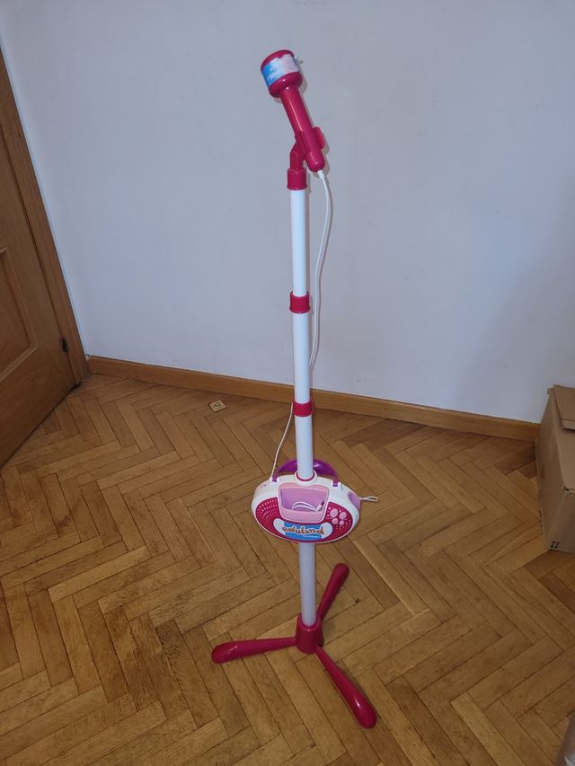 Micrófono con pie y música El Corte Ingl