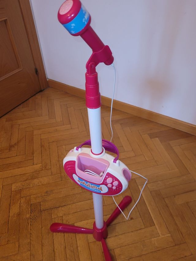 Micrófono con pie y música El Corte Ingl