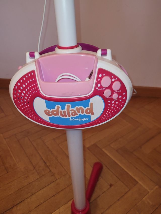 Micrófono con pie y música El Corte Ingl