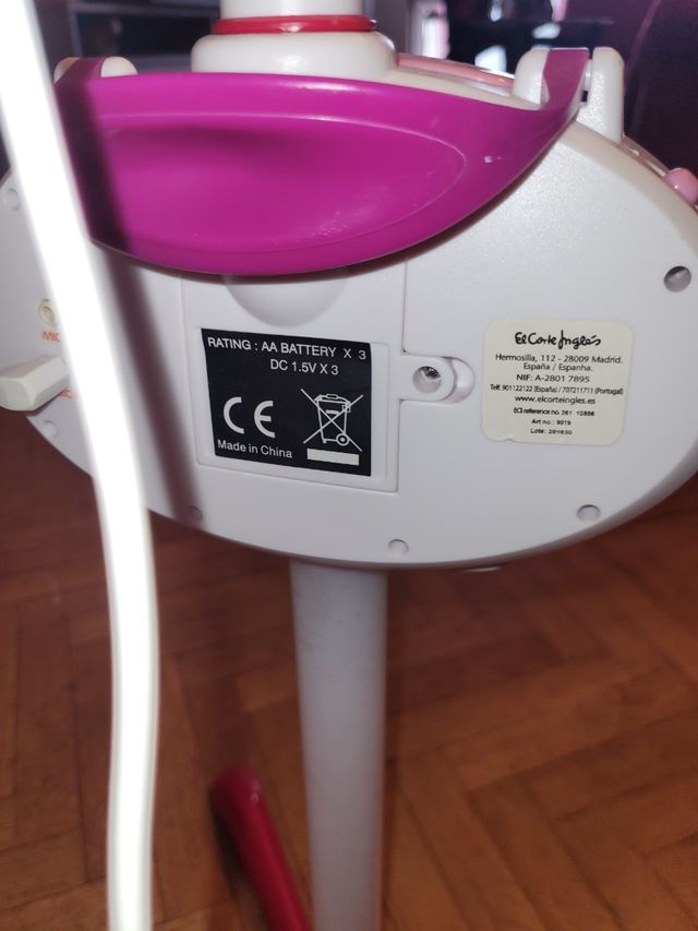 Micrófono con pie y música El Corte Ingl