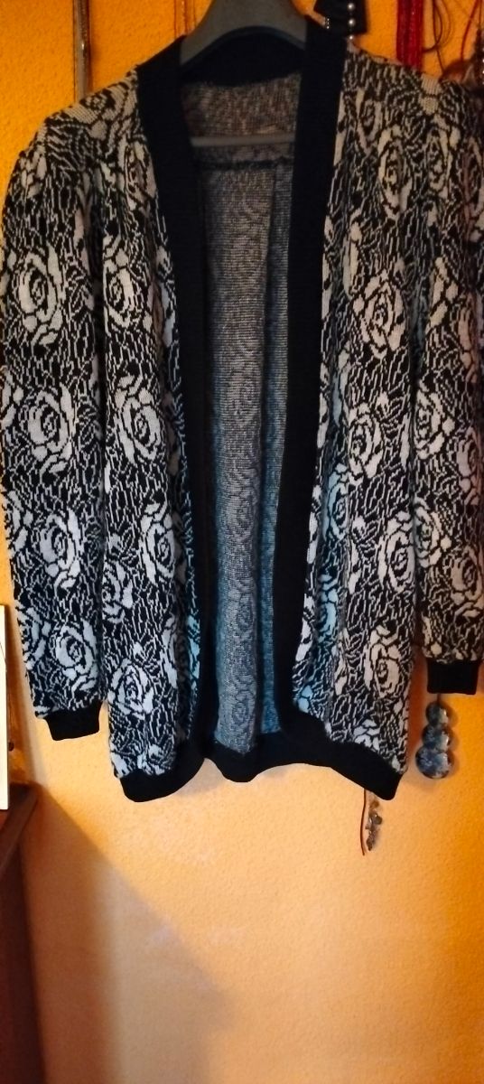 SUPER REBAJDO, CHAQUETA PRECIOSA d PUNTO LARGA  MU