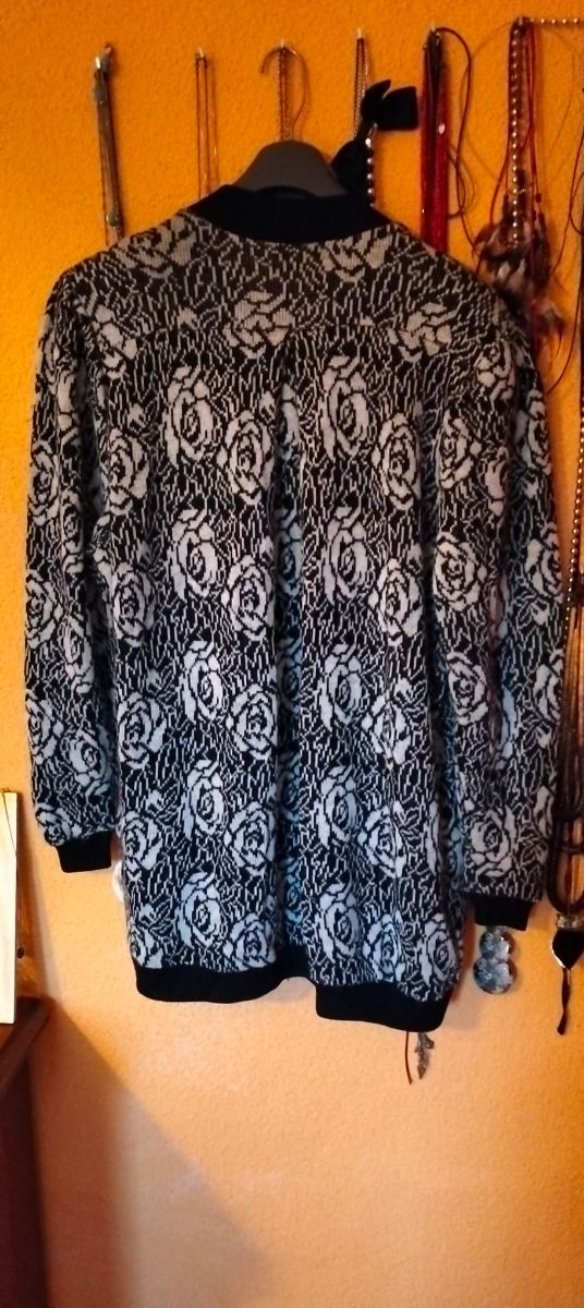 SUPER REBAJDO, CHAQUETA PRECIOSA d PUNTO LARGA  MU