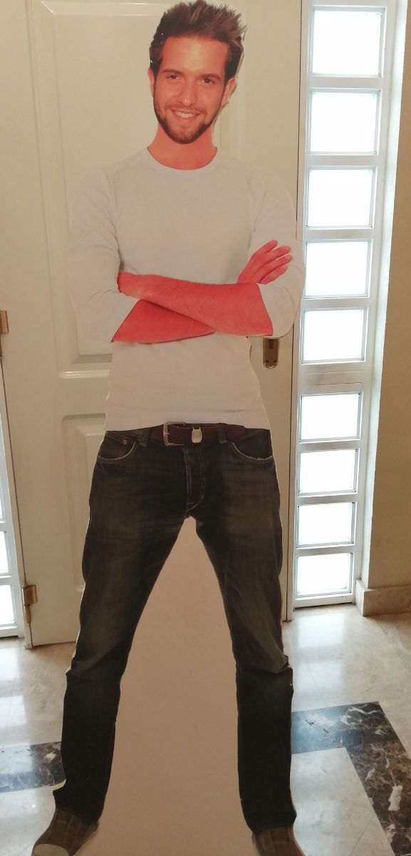 cantante de cartón piedra