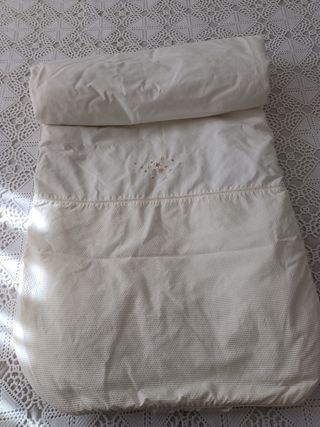 Chichonera, edredón y sábanas de cuna beige 
