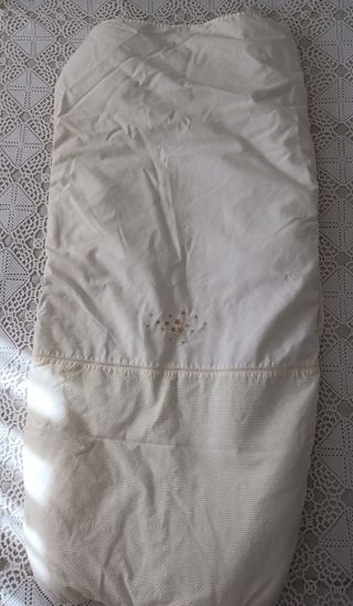 Chichonera, edredón y sábanas de cuna beige 