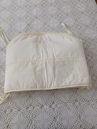 Chichonera, edredón y sábanas de cuna beige 