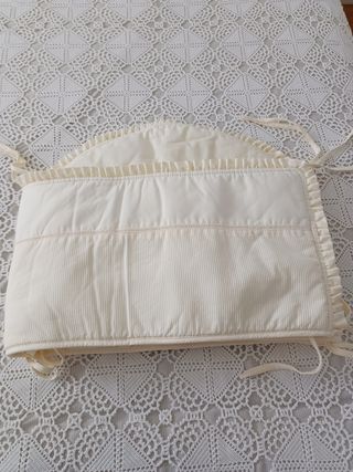 Chichonera, edredón y sábanas de cuna beige 