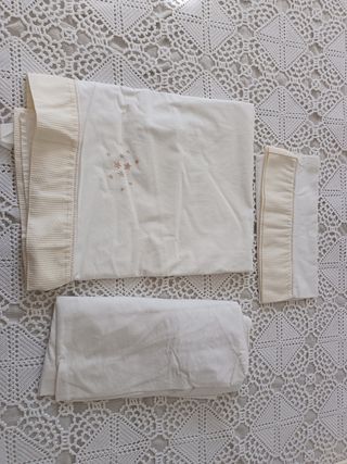 Chichonera, edredón y sábanas de cuna beige 