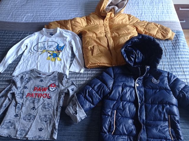 Abrigos y camisetas niño 3-4 años