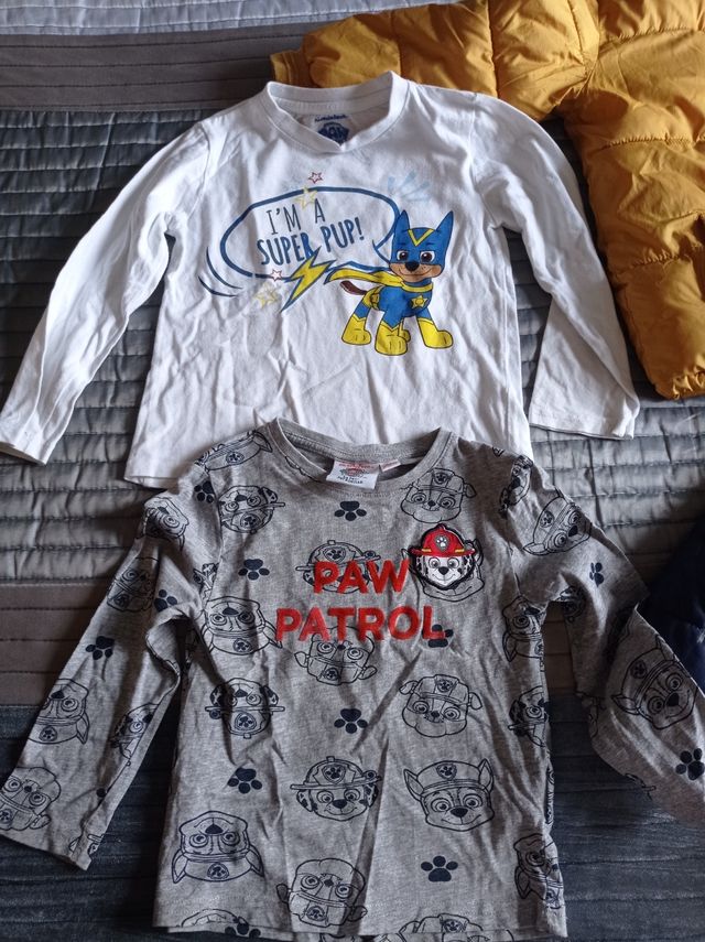 Abrigos y camisetas niño 3-4 años