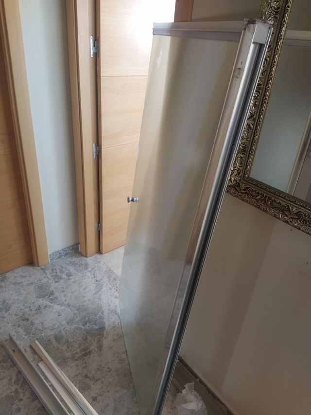 MAMPARA BAÑO  ....

Práctica,  de una hoja