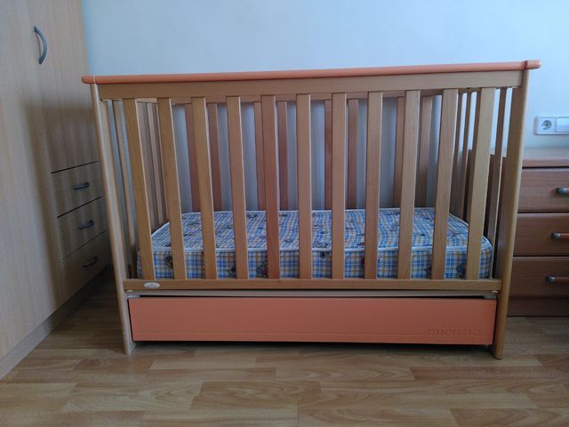 Cuna de madera de haya detalles naranjas