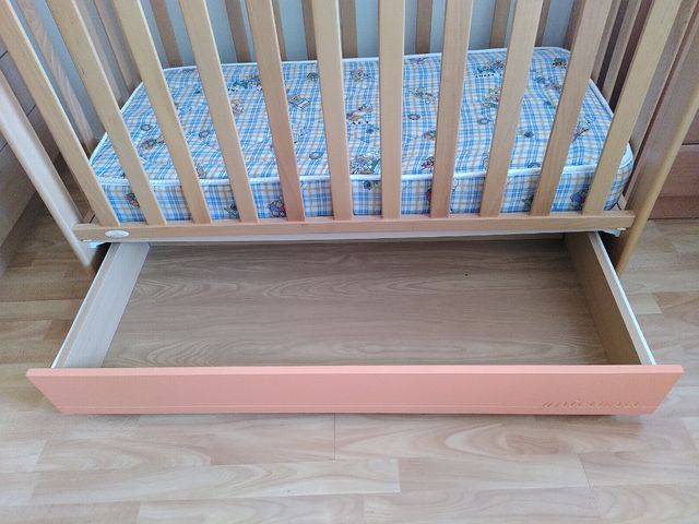 Cuna de madera de haya detalles naranjas