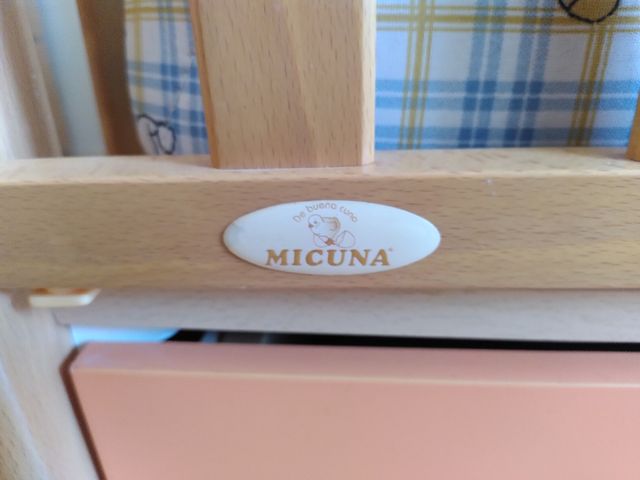 Cuna de madera de haya detalles naranjas