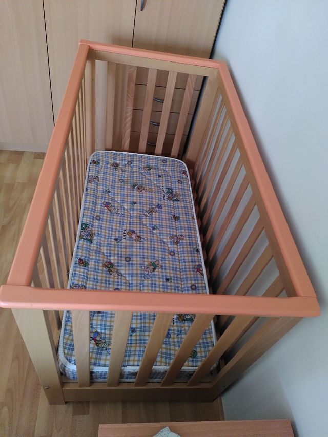 Cuna de madera de haya detalles naranjas