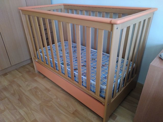 Cuna de madera de haya detalles naranjas