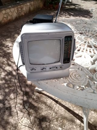 Televisione portatile e radio vintage