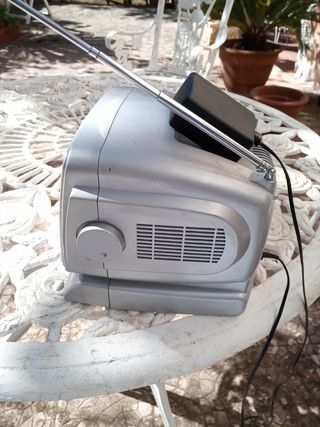 Televisione portatile e radio vintage