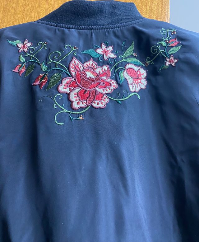 chaqueta bomber bordada color negro mujer